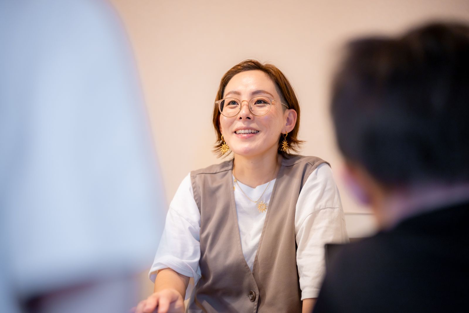 armeriaの個別セッションで、笑顔でお話をうかがう様子